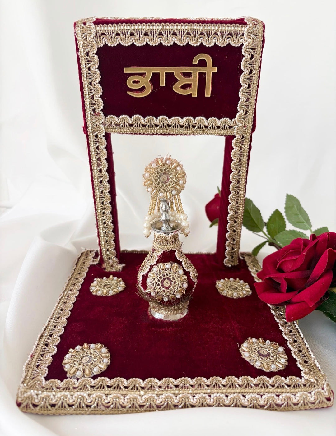 Burgundy Velvet Traditional Surmadani Stand – Decorative Kajol Holder with Pearls Pabi Lettering